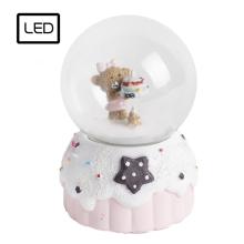 POLYRESINOVÁ SNEHOVÁ GUĽA, LED, MEDVEDÍK, MUFFIN, HUDBA, RUŽOVÁ